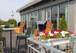Entspannen Sie im Strandkorb – Ihr Rückzugsort auf der Hotel-Terrasse.