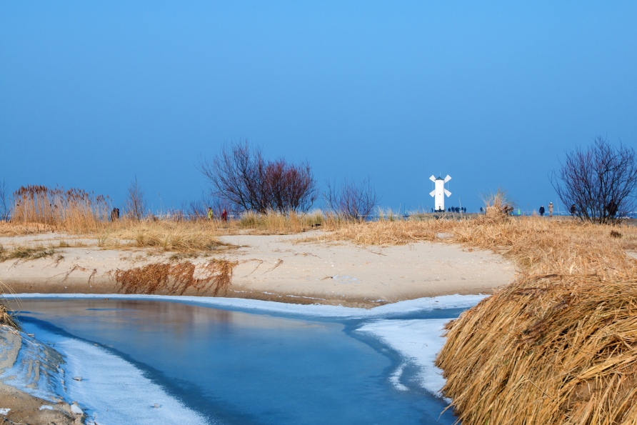 Nur wenige Schritte vom Hotel entfernt: sanfte Dünen und winterliche Stille – ideal für Ihre Auszeit in der Weihnachtszeit.