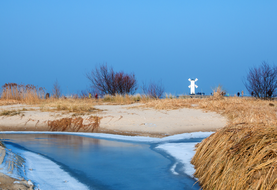 Nur wenige Schritte vom Hotel entfernt: sanfte Dünen und winterliche Stille – ideal für Ihre Auszeit in der Weihnachtszeit.