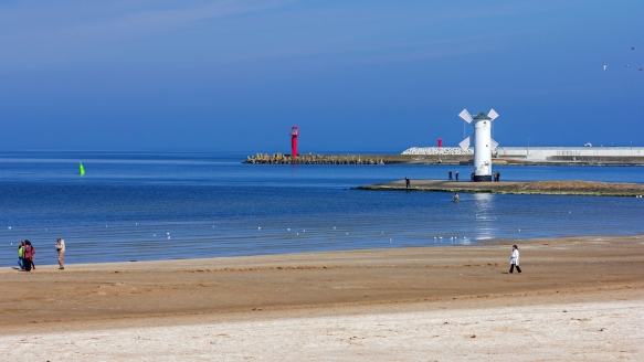 Die weiße Mühle – Wahrzeichen von Swinemünde – begrüßt Sie am malerischen Strand.