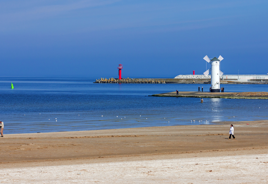 Die weiße Mühle – Wahrzeichen von Swinemünde – begrüßt Sie am malerischen Strand.