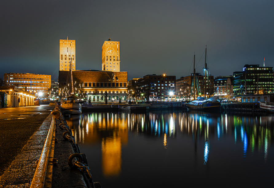 Besuchen Sie das bekannte Rathaus in Oslo.