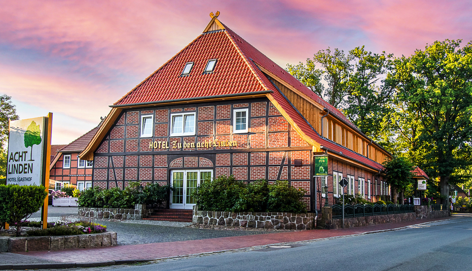 Ihr Hotel erinnert an ein typisch niedersächsisches Heidjerhaus.