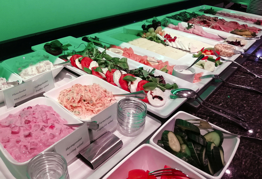 Stärken Sie sich für einen erlebnisreichen Tag am Frühstücksbuffet.