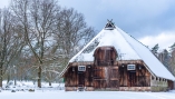 Idyllische Lüneburger Heide im Schneemantel