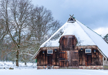 Idyllische Lüneburger Heide im Schneemantel