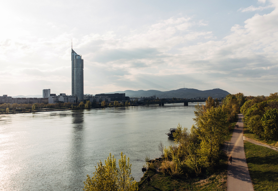 Ihr Hotel in Wien erwartet Sie zentral im modernen Millennium Tower und direkt an der Donauinsel.