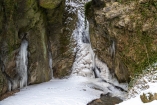 Wandern Sie zum Wasserfall im Tiefenbachtal nahe Bernkastel-Kues und lassen Sie sich von diesem Naturschauspiel verzaubern.