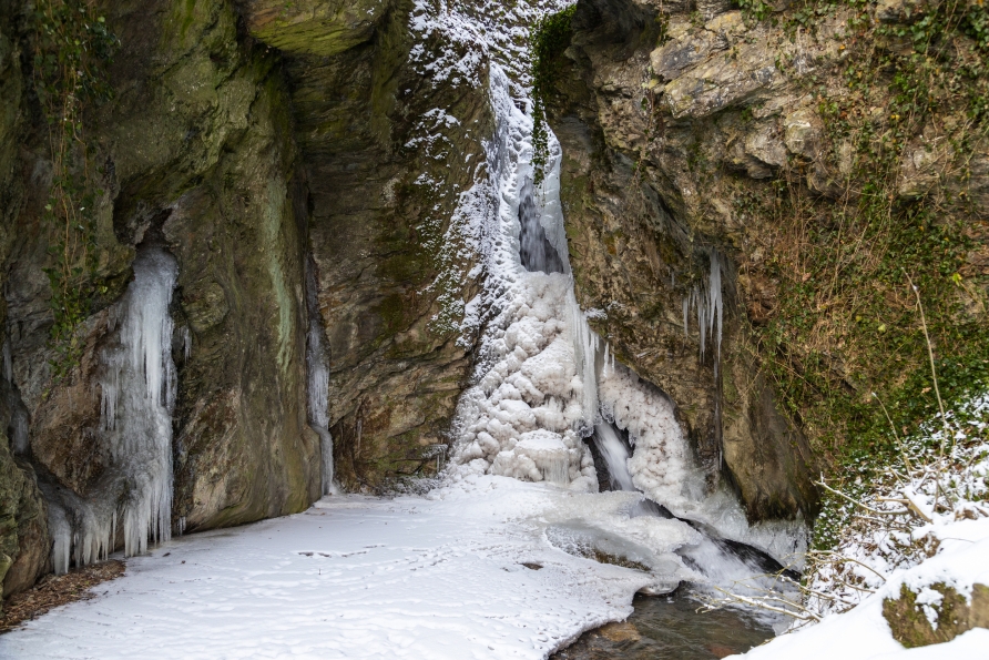 Wandern Sie zum Wasserfall im Tiefenbachtal nahe Bernkastel-Kues und lassen Sie sich von diesem Naturschauspiel verzaubern.
