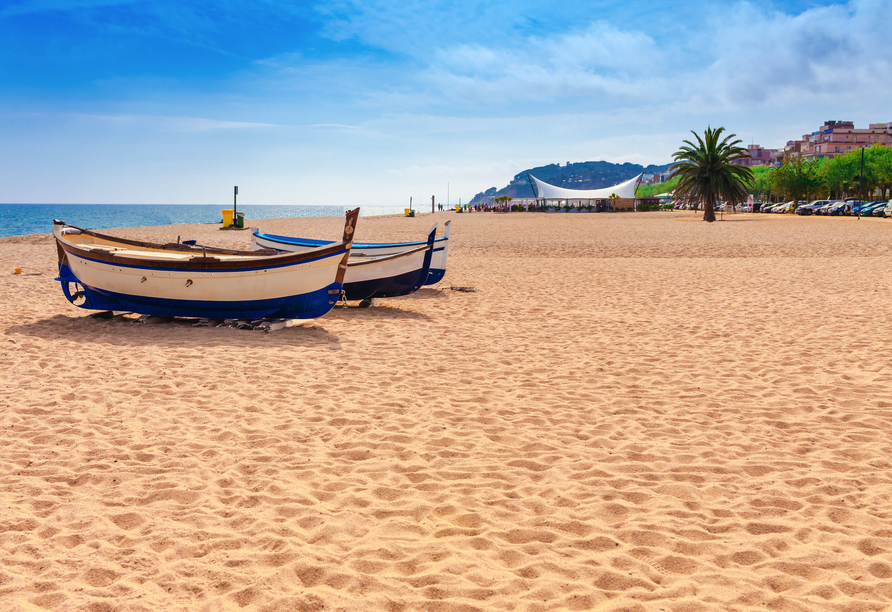 Lehnen Sie sich zurück, spüren Sie den warmen Sand unter den Füßen und genießen Sie Ihre Auszeit am Meer!