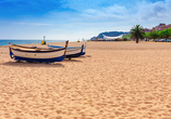 Lehnen Sie sich zurück, spüren Sie den warmen Sand unter den Füßen und genießen Sie Ihre Auszeit am Meer!