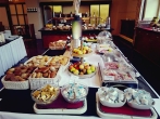 Mit einem Frühstücksbuffet starten Sie in den Tag.