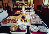 Mit einem Frühstücksbuffet starten Sie in den Tag.