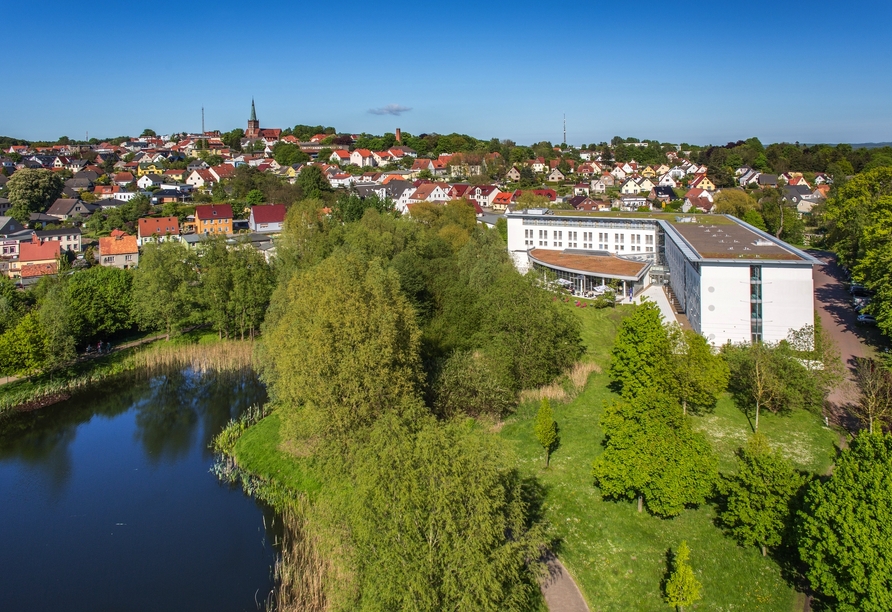 Die Parkanlage mit See lädt zu einem entspannten Spaziergang ein.