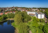 Die Parkanlage mit See lädt zu einem entspannten Spaziergang ein.