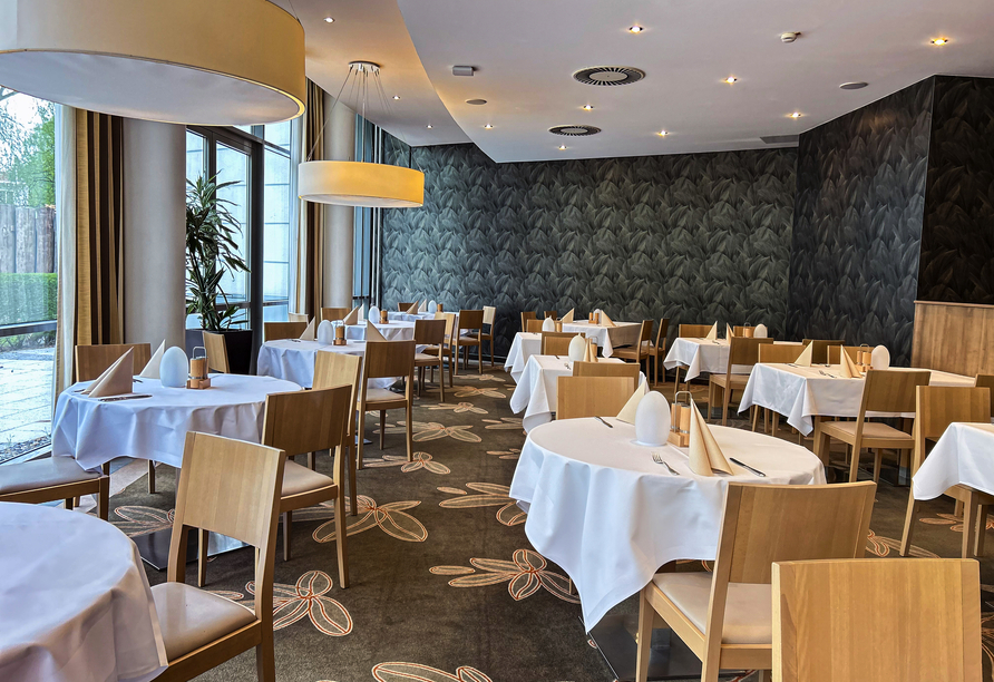 Nehmen Sie Platz im Restaurant des Hotels.