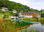 Außenansicht vom Hotel Christel mit dem großen Naturbadeteich
