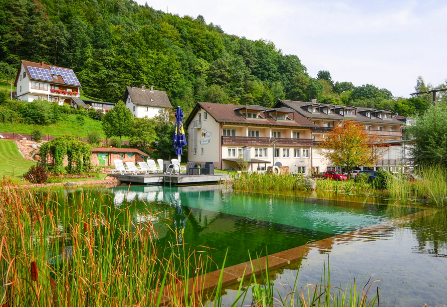Außenansicht vom Hotel Christel mit dem großen Naturbadeteich