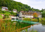 Außenansicht vom Hotel Christel mit dem großen Naturbadeteich