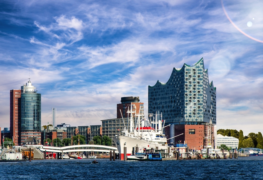 Die beeindruckende Hamburger Elbphilharmonie am Ufer des Hamburger Hafens