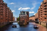 Wie wäre es mit einer Barkassenfahrt durch die Hamburger Speicherstadt?