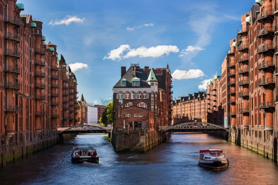 Wie wäre es mit einer Barkassenfahrt durch die Hamburger Speicherstadt?