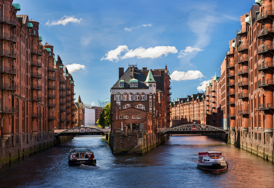 Wie wäre es mit einer Barkassenfahrt durch die Hamburger Speicherstadt?