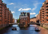 Wie wäre es mit einer Barkassenfahrt durch die Hamburger Speicherstadt?