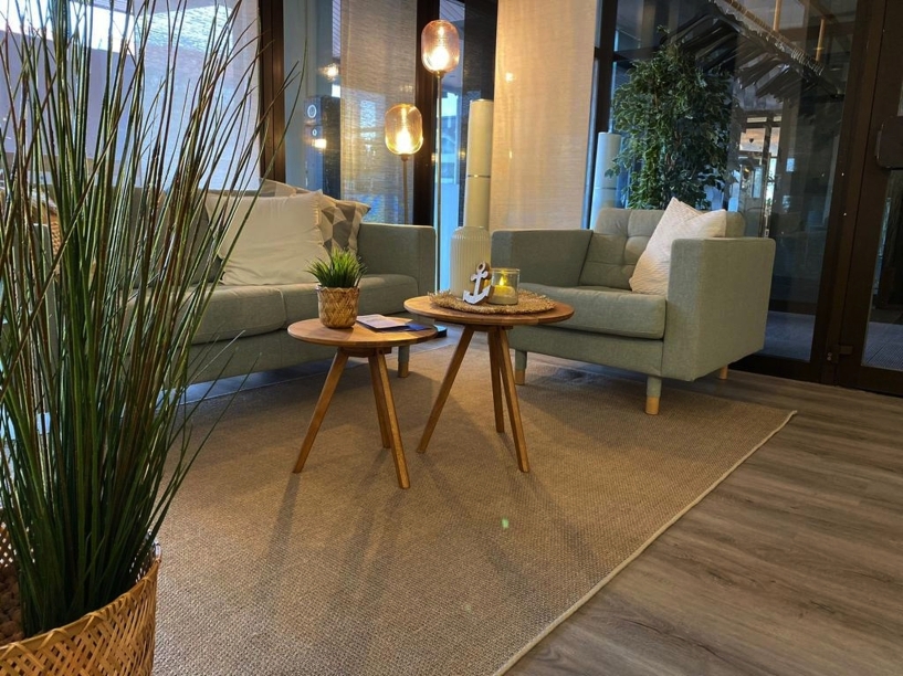 Machen Sie es sich in der Lobby bequem.