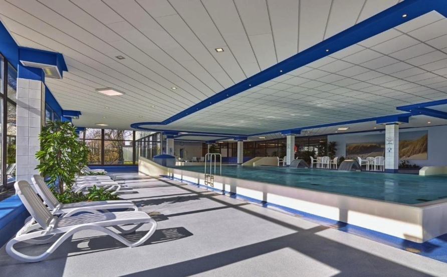 Ziehen Sie ein paar Bahnen im Hallenbad des Hotels.