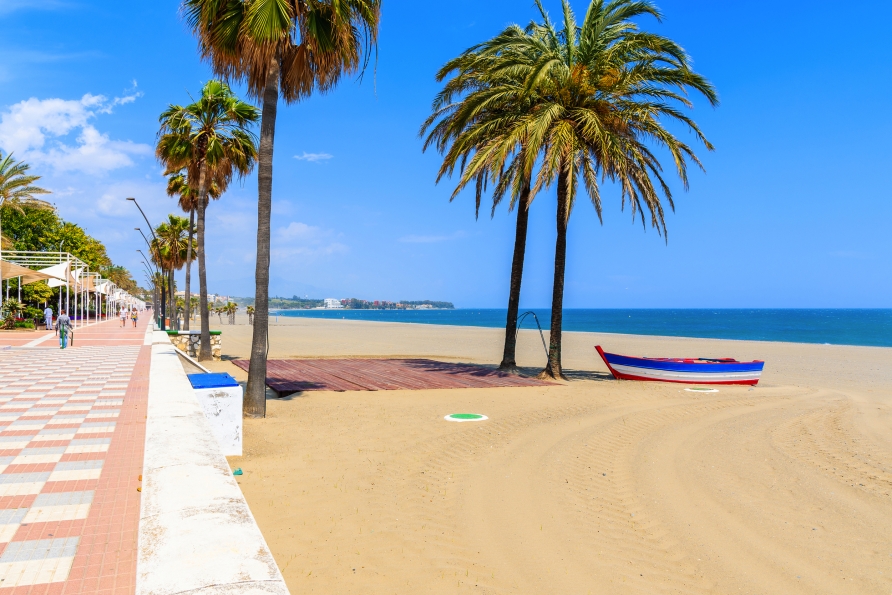 Spüren Sie den warmen Sand unter den Füßen – hier beginnt Urlaub direkt am Meer.