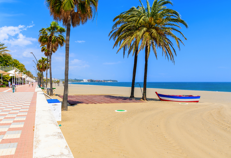 Spüren Sie den warmen Sand unter den Füßen – hier beginnt Urlaub direkt am Meer.