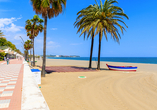 Spüren Sie den warmen Sand unter den Füßen – hier beginnt Urlaub direkt am Meer.