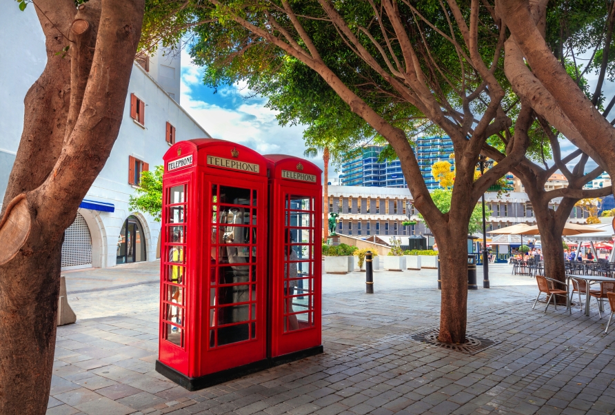 Ein Hauch London unter südlicher Sonne – entdecken Sie das britische Flair an der Straße von Gibraltar.