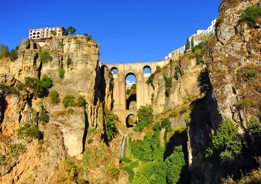 Staunen Sie in Ronda über die Puente Nuevo – eine architektonische Meisterleistung über der tiefen Schlucht El Tajo.