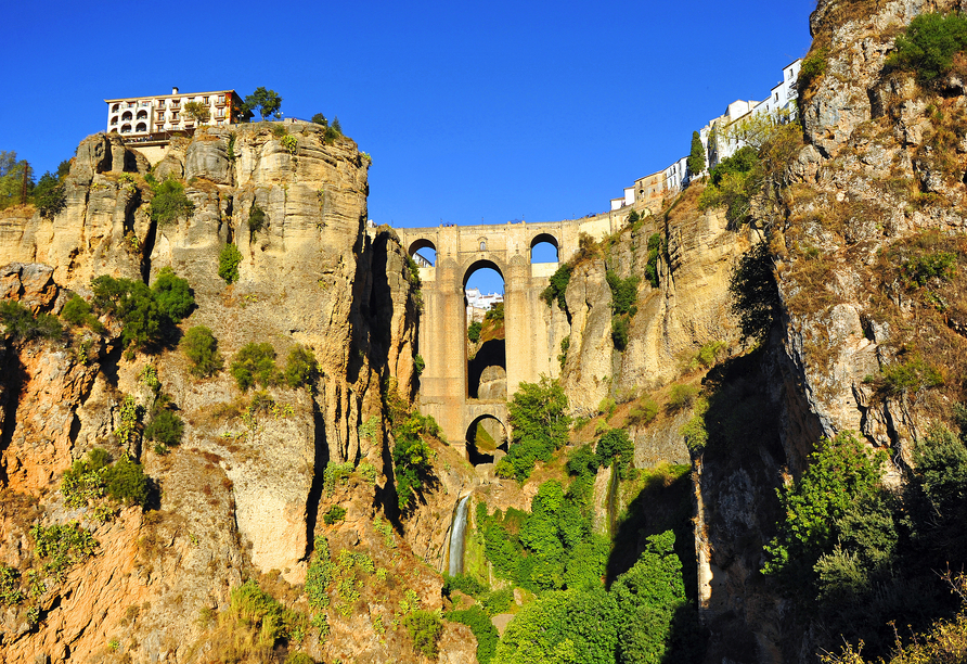 Staunen Sie in Ronda über die Puente Nuevo – eine architektonische Meisterleistung über der tiefen Schlucht El Tajo.
