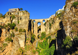Staunen Sie in Ronda über die Puente Nuevo – eine architektonische Meisterleistung über der tiefen Schlucht El Tajo.
