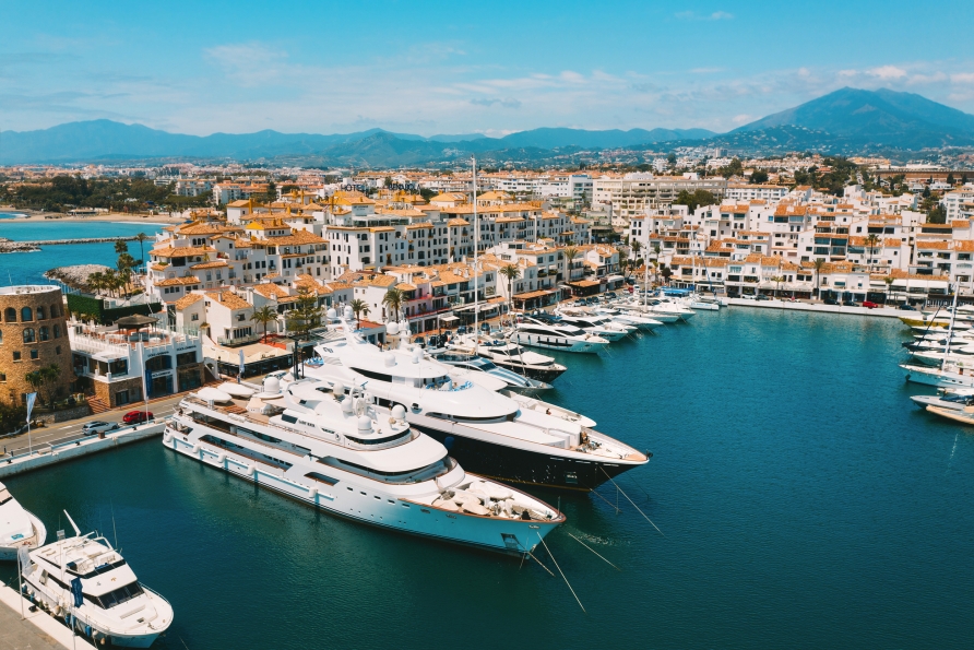 Flanieren Sie in Puerto Banús entlang luxuriöser Yachten – in einer Welt, die von Glanz und Eleganz geprägt ist.