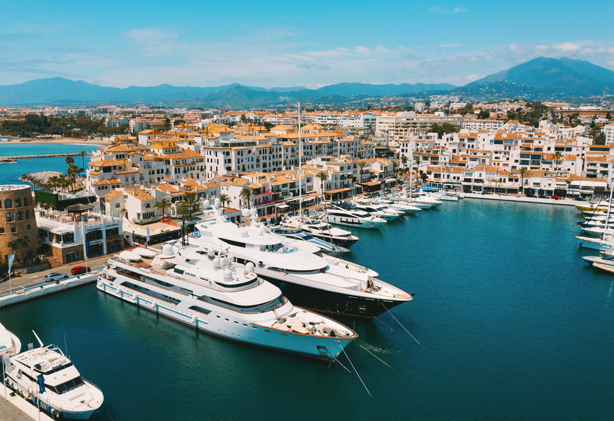 Flanieren Sie in Puerto Banús entlang luxuriöser Yachten – in einer Welt, die von Glanz und Eleganz geprägt ist.