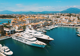Flanieren Sie in Puerto Banús entlang luxuriöser Yachten – in einer Welt, die von Glanz und Eleganz geprägt ist.