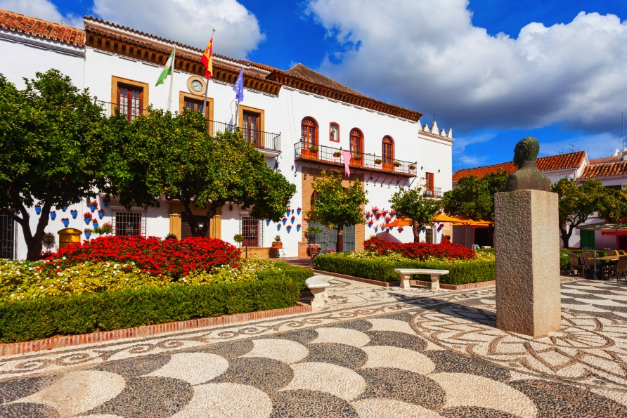 Sehenswürdigkeiten wie das historische Rathaus – ein Schmuckstück im Herzen der Altstadt – erwarten Sie in Marbella.