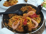 Kosten Sie Spanien – ob mit Meeresfrüchten, Fisch, Fleisch oder Gemüse: Paella weckt bei jedem höchste Urlaubsgefühle.
