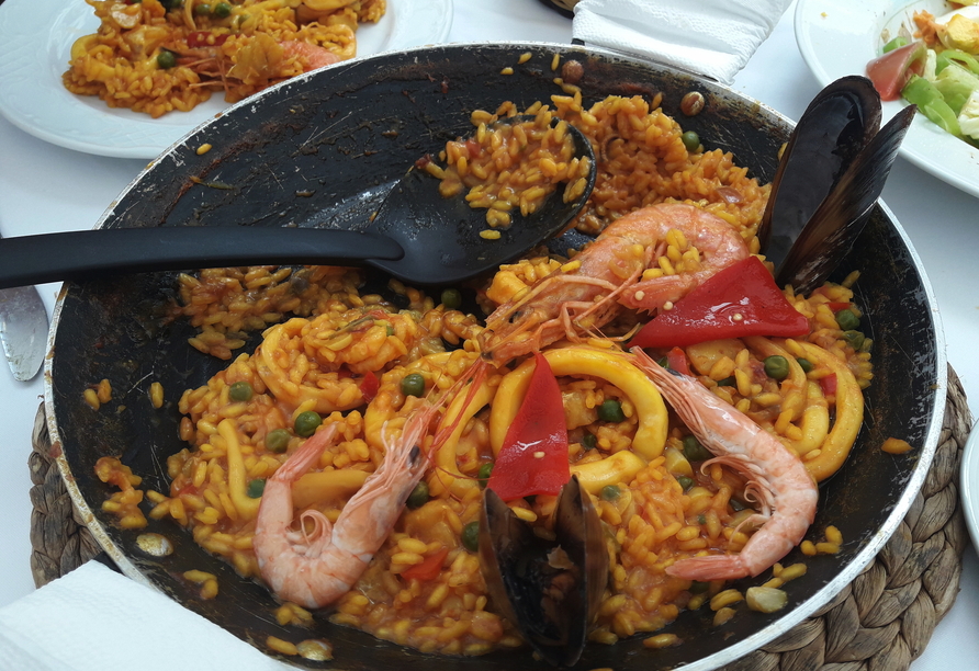 Kosten Sie Spanien – ob mit Meeresfrüchten, Fisch, Fleisch oder Gemüse: Paella weckt bei jedem höchste Urlaubsgefühle.