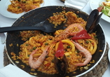 Kosten Sie Spanien – ob mit Meeresfrüchten, Fisch, Fleisch oder Gemüse: Paella weckt bei jedem höchste Urlaubsgefühle.
