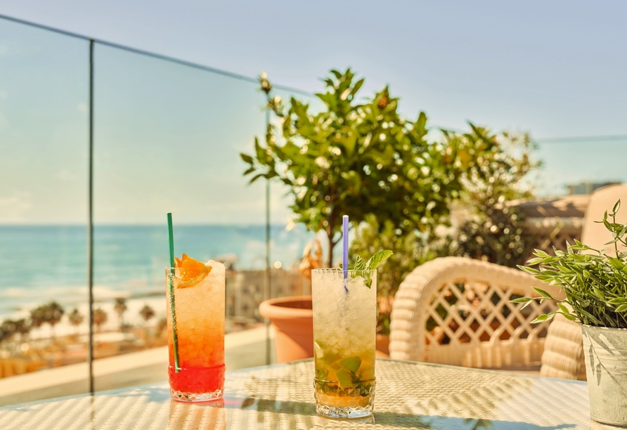 Genießen Sie leckere Cocktails.