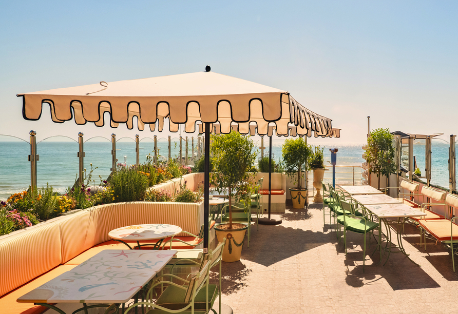 Von Ihrem Hotel aus können Sie direkt aufs Meer blicken.
