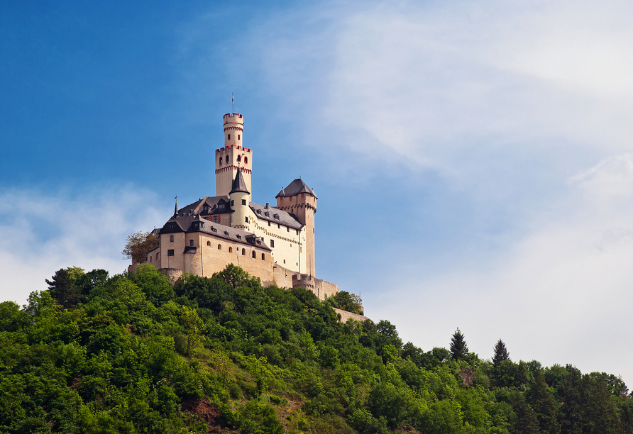 Die Marksburg thront hoch oben auf einem Berg über Braubach.