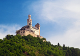 Die Marksburg thront hoch oben auf einem Berg über Braubach.