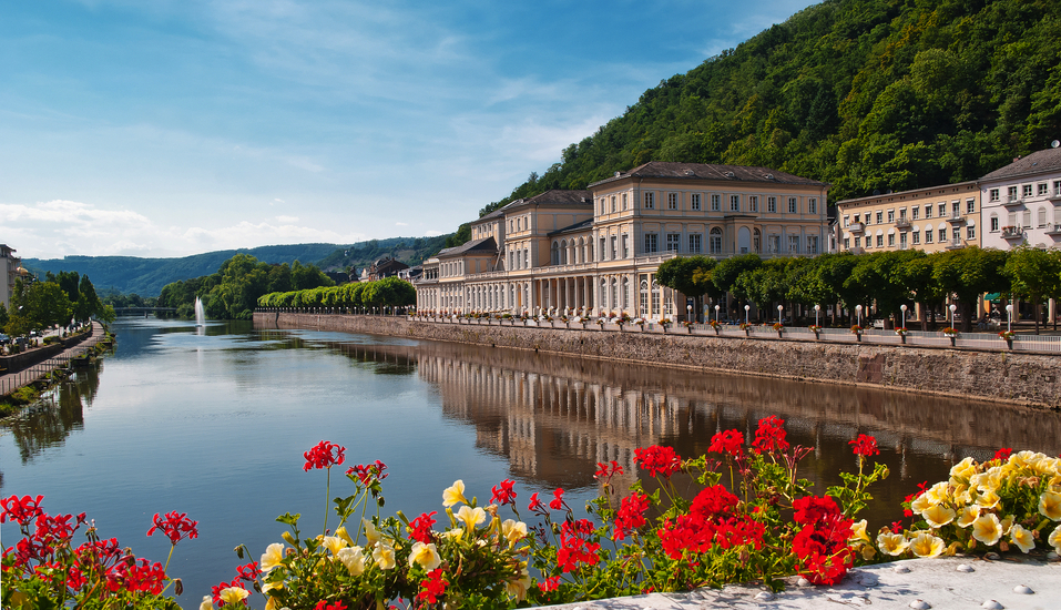 Spazieren Sie entlang der Kurpromenade von Bad Ems.