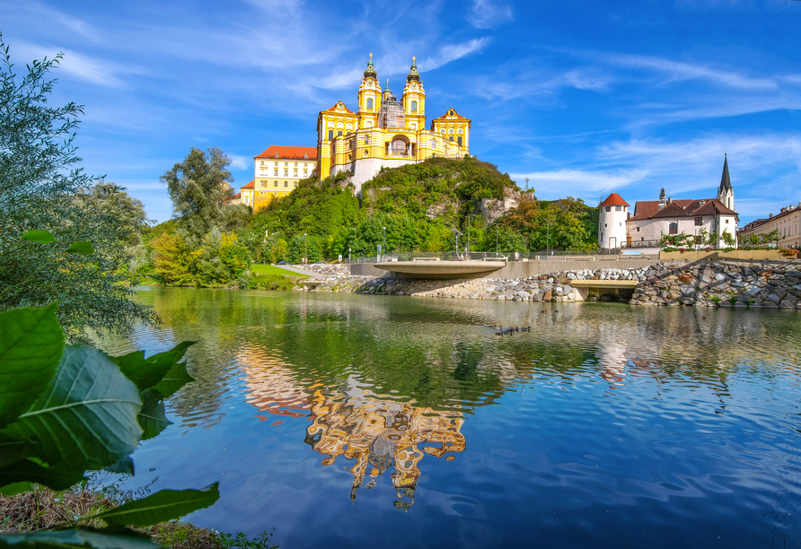 Stift Melk thront majestätisch über der Donau.